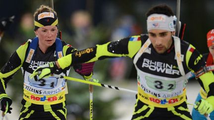 Marie Dorin-Habert passe le relais à Martin Fourcade lors d'un relais mixte (PATRIK STOLLARZ / AFP)