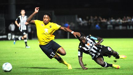 Le d&eacute;fenseur du FC Sochaux Arnold Bouka Moutou (&agrave; gauche), le 11 mai 2015, au stade Jean-Bouin d'Angers (Maine-et-Loire). (JEAN-FRANCOIS MONIER / AFP)