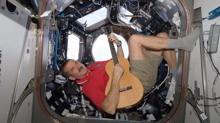 L'astronaute Chris Hadfield joue de la guitare &agrave; bord de la Station spatiale internationale, sur une photo diffus&eacute;e par la Nasa, le 25 d&eacute;cembre 2012. (NASA / AFP)