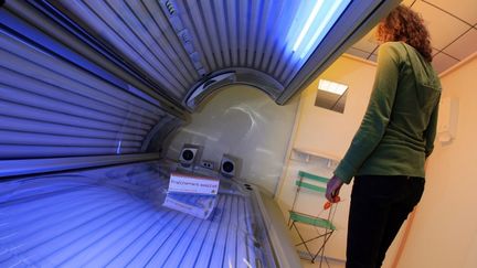 Le r&ocirc;le nocif des cabines &agrave; UV dans l'apparition des cancers de la peau est scientifiquement &eacute;tabli, ont rappel&eacute; les s&eacute;nateurs. (THOMAS COEX / AFP)