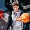 Après huit heures de route depuis le Nord, Simon et ses parents profitent du terrain de basket de l'aire de Montélimar (Drôme), sur l'A7, le 5 août 2024. (PIERRE MOREL / FRANCEINFO)