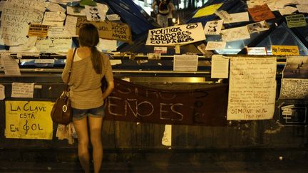 Des pancartes sur la station de m&eacute;tro de la Puerta del Sol &agrave; Madrid (Espagne) d&eacute;noncent le r&ocirc;le des banques dans la crise. (PIERRE-PHILIPPE MARCOU / AFP)