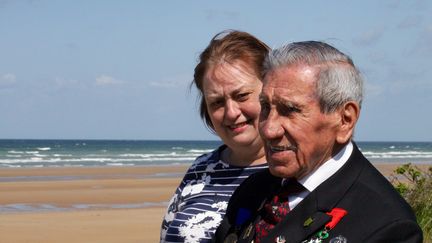 Charles Shay, vétéran amérindien du Débarquement de 95 ans, et Marie-Pascale Legrand, qui accueille des vétérans.&nbsp; (VICTOR MATET / FRANCE-INFO)