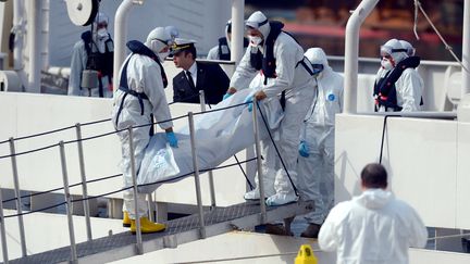 Le corps d'un migrant rapatri&eacute; &agrave; Malte, le 20 avril 2015, apr&egrave;s le naufrage d'un bateau la veille. (MATTHEW MIRABELLI / AFP)