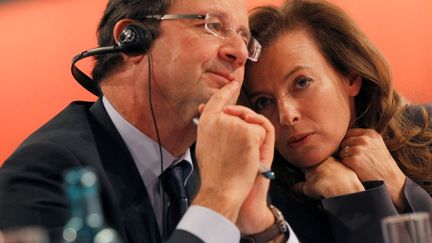 Fran&ccedil;ois Hollande et sa compagne Val&eacute;rie Trierweiler &agrave; Berlin (Allemagne), le 5 d&eacute;cembre 2011. (PATRICK KOVARIK / AFP)