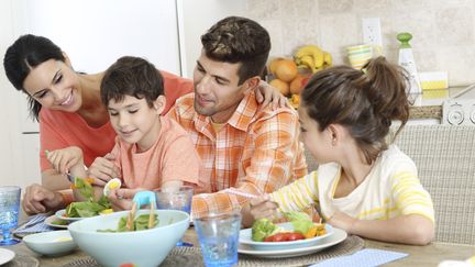 33% des parents ayant au moins un enfant de moins de 8 ans ont modifi&eacute; leur temps de travail pour s'occuper de leur plus jeune enfant en 2010 en France. (KATE_SEPT2004 / E+ / GETTY IMAGES)