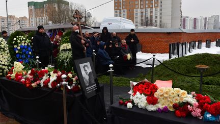 Lyudmila Navalnaya et Anatoly Navalny, parents du défunt Alexeï Navalny, assistent à la cérémonie funéraire de leur fils au cimetière de Borisovo, à Moscou, le 1er mars 2024. (OLGA MALTSEVA / AFP)