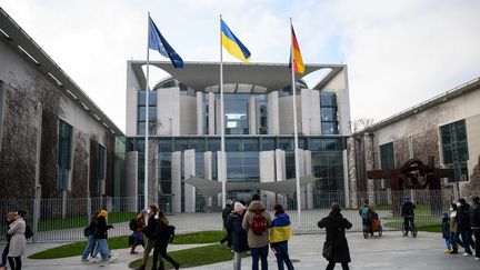 Le drapeau ukrainien a été hissé devant la Chancellerie fédérale à Berlin (Allemagne), le 27 février 2022. (BERND VON JUTRCZENKA / DPA / AFP)