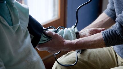 Un infirmier libéral au domicile d'un patient, à La Grave, dans les Hautes-Alpes, le 22 novembre 2021. (THIBAUT DURAND / HANS LUCAS / AFP)