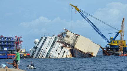 Le Costa Concordia, le 15 septembre 2013 sur l'&icirc;le du Giglio (Italie). (VINCENZO PINTO / AFP)