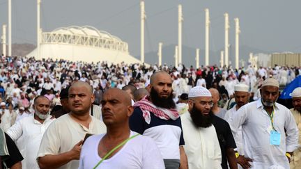 Les p&eacute;lerins pr&ecirc;ts du pont Jamarat avant la "lapidation de Satan" (6 octobre 2014). (DILEK MERMER / ANADOLU AGENCY)