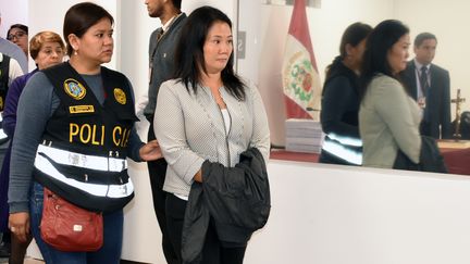 Au Pérou, Keiko Fujimori, chef de l'opposition, escortée par des policiers dans un bureau de la justice à Lima, à la suite de son arrestation le 10 octobre 2018.&nbsp; (AFP PHOTO / JUAN CARLOS VIVAS / PERUVIAN JUDICIARY)