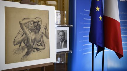 Les "Trois danseuses en buste", présentées le 9 mai 2016 au ministère de la Culture à Paris. (LIONEL BONAVENTURE / AFP)