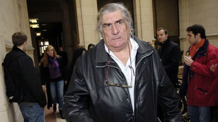 Le réalisateur Jean-Claude Brisseau, le 15 décembre 2005, au palais de justice de Paris, lors de son procès pour harcèlement sexuel. (STEPHANE DE SAKUTIN / AFP)