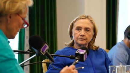 Hillary Clinton répond aux questions de Christine Ockrent, à l'InterContinental de Paris. (Christophe Abramowitz / Radio France)