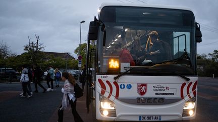 Un bus scolaire dans l'agglomération de Bordeaux, le 14 octobre 2022. (VALENTINO BELLONI / HANS LUCAS / AFP)