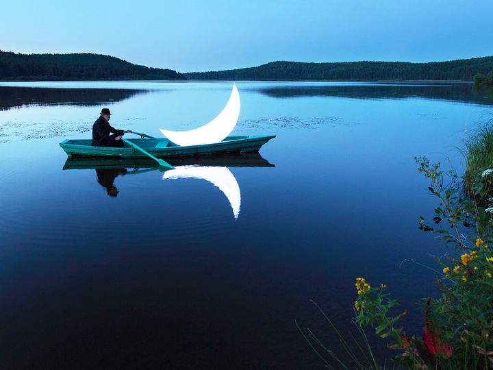 Leonid Tishkov, "Private Moon" (2003-2017, Plexiglas, Led et générateur, Collection de l'artiste et Ram radioartemobile)