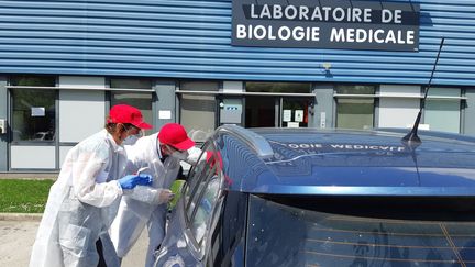 Des tests Covid en "drive", à Dijon, en mai 2020. (STÉPHANIE PERENON / RADIO FRANCE)