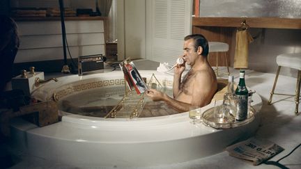 Bain chaud et dry Martini pour Sean Connery dans "Les Diamants sont éternels". (TERRY O'NEILL / GETTY IMAGES)