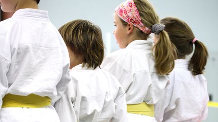 Des enfants portant un kimono lors d'un cours de judo. Photo d'illustration. (PHILIPPE TURPIN / MAXPPP)