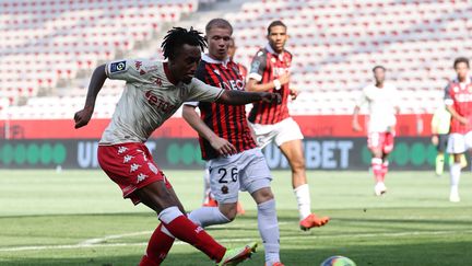 Gelson Martins (Monaco) à la lutte avec Melvin Bard (Nice) (VALERY HACHE / AFP)