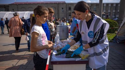 Une distribution du Programme alimentaire mondial à Goris en Arménie, le 29 septembre 2023. (ANTHONY PIZZOFERRATO / MIDDLE EAST IMAGES / AFP)