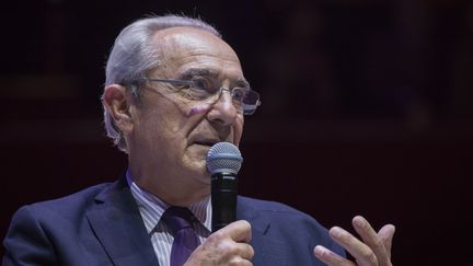 Le député sortant de Paris, Bernard Debré (Les Républicains), s'exprime pendant un meeting de campagne de Valérie Pécresse, candidate aux régionales en Ile-de-France, le 5 novembre 2015 à Paris. (CITIZENSIDE/ST?PHANE ROUPPERT / AFP)