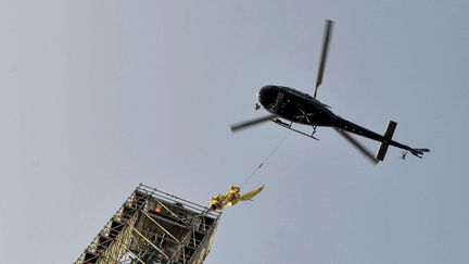 VIDEO. L'archange du Mont-Saint-Michel hélitreuillé avant d'être redoré