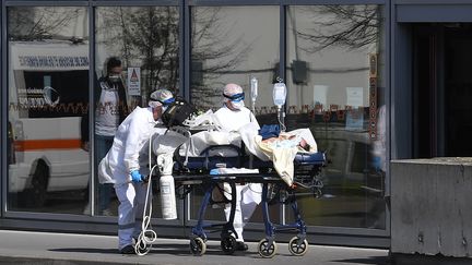 Un patient sous assistance respiratoire est transféré à l'hôpital de Strasbourg (Bas-Rhin), le 16 mars 2020. (PATRICK HERTZOG / AFP)