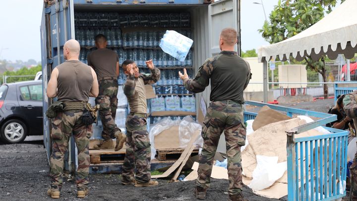 Des militaires distribuent de l'eau à Mayotte, le 10 octobre 2023. (ROBIN PRUDENT / FRANCEINFO)