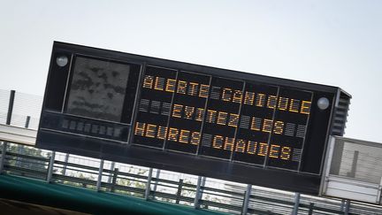 Un panneau lumineux "alerte canicule" sur l'autoroute, le 24 août 2023. (LIONEL VADAM  / MAXPPP)