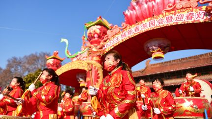 Une troupe célèbre&nbsp;le Nouvel An lunaire chinois à Luoyang, dans la province du Henan, le 1er février 2022. (HUANG ZHENGWEI / XINHUA)