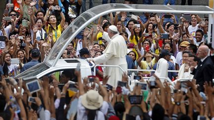 &nbsp; (Premier bain de foule pour le pape hier, à Manille, à son arrivée aux Philippines © REUTERS/Erik De Castro)