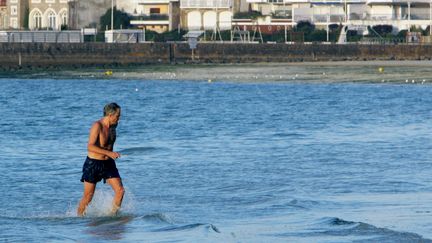 Dominique de Villepin revient d'une baignade à La Baule (Loire-Atlantique) le 3 septembre 2005 (OLIVIER LABAN-MATTEI / AFP)