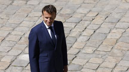 Emmanuel Macron, le 11 juillet 2022, à Paris, dans la cour des Invalides. (LUDOVIC MARIN / AFP)