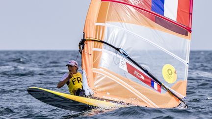 Charline Picon dans les eaux de Kamakura lors des Jeux de Tokyo, le 26 juillet (AGENCE KMSP / KMSP)