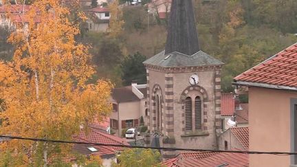 Dans la commune de Ceyrat (Puy-de-Dôme), un habitant arrivé depuis peu veut faire taire les cloches de l'église pendant la nuit. La maire a donc organisé un vote de tous les habitants. (CAPTURE D'ÉCRAN FRANCE 2)