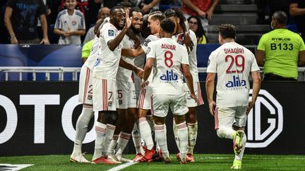 Les Lyonnais célèbrent le deuxième but de Jason Denayer face à Strasbourg, dimanche 12 septembre 2021. (JEFF PACHOUD / AFP)