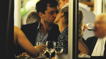 D'autres ont plus de chance. Diane Kruger et Joshua Jackson ont profit&eacute; de leurs vacances cannoises pour s'offrir un d&icirc;ner en amoureux. (GOFFREDO DI CROLLALANZA / SIPA)