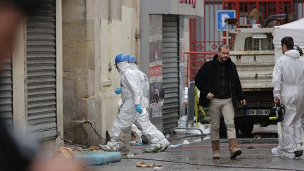 Des policiers enquêtent dans l'immeuble dévasté par l'assaut contre les terroristes à Saint-Denis (Seine-Saint-Denis), le 19 novembre 2015. (MAXPPP)