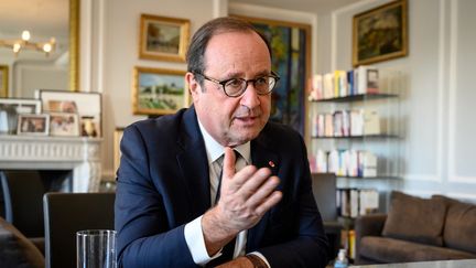 L'ancien président de la République dans son bureau à Paris, le 11 avril 2021. (BERTRAND GUAY / AFP)