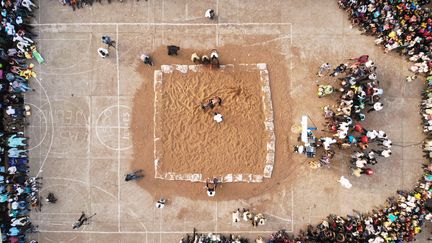 Au milieu d'un carré tracé dans le sable, des lutteurs de 120 kilos, habillés d’un simple short, avaient trois minutes pour multiplier les prises et faire chuter au sol leur adversaire sans sortir du périmètre délimité. (MICHELE CATTANI / AFP)