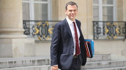 Olivier Veran le 10 mai 2020 dans la cour de l'Elysée.&nbsp; (ARNAUD JOURNOIS / MAXPPP)