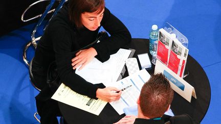 Un "job dating", qui&nbsp;permet aux recruteurs de rencontrer un maximum de candidats en un minimum de temps, &agrave; Marseille (Bouches-du-Rh&ocirc;ne), le 23 octobre 2012. (MAGNIEN / 20 MINUTES / SIPA)