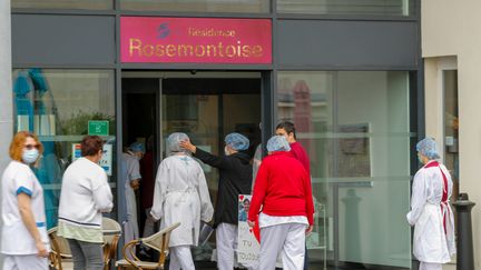 Le personnel de l'Ehpad de la Rosemontoise&nbsp;à Valdoie ont rendu hommage à une aide-soignante décédée du coronavirus, le 28 avril 2020.







 (MICHAEL DESPREZ / MAXPPP)