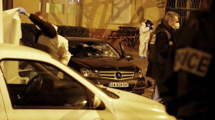 Les enqu&ecirc;teurs entourent la voiture dans laquelle un homme a &eacute;t&eacute; tu&eacute;, mardi 28 janvier 2014 dans une cit&eacute; du 13e arrondissement de Marseille (Bouches-du-Rh&ocirc;ne). (  MAXPPP)