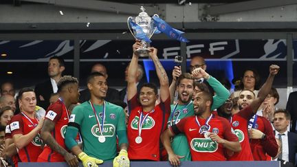 Le Parisien Thiago Silva brandit la Coupe de France, après la victoire du PSG sur Angers (1-0), le 27 mai 2017 au Stade de France, à Saint-Denis (Seine-saint-Denis). (THOMAS SAMSON / AFP)