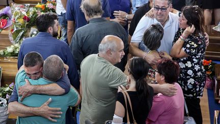 Des proches des victimes du s&eacute;isme, qui a frapp&eacute; l'Italie le 24 ao&ucirc;t 2016, lors des fun&eacute;railles, trois jours plus tard, &agrave;&nbsp;Pescara del Tronto (Italie). (ALESSIO PADUANO / ANADOLU AGENCY / AFP)