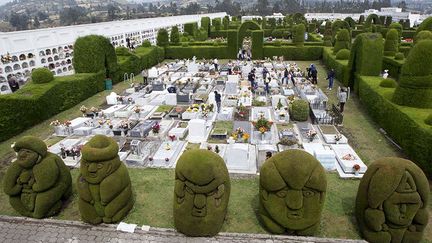 Les gens aiment se rendent dans le cimetière Don Jose Maria de Tulcan où figurent les célèbres haies taillées en topiaire représentant plus de 300 figurines précolombiennes.  (REUTERS/Guillermo Granja)