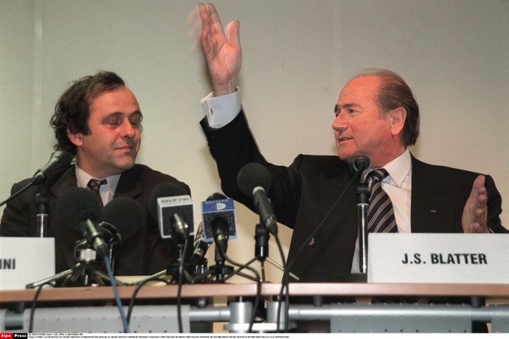 Michel Platini et Sepp Blatter, à l'époque de l'entente cordiale, en janvier 1998 à Paris. (NEBINGER / SIPA)